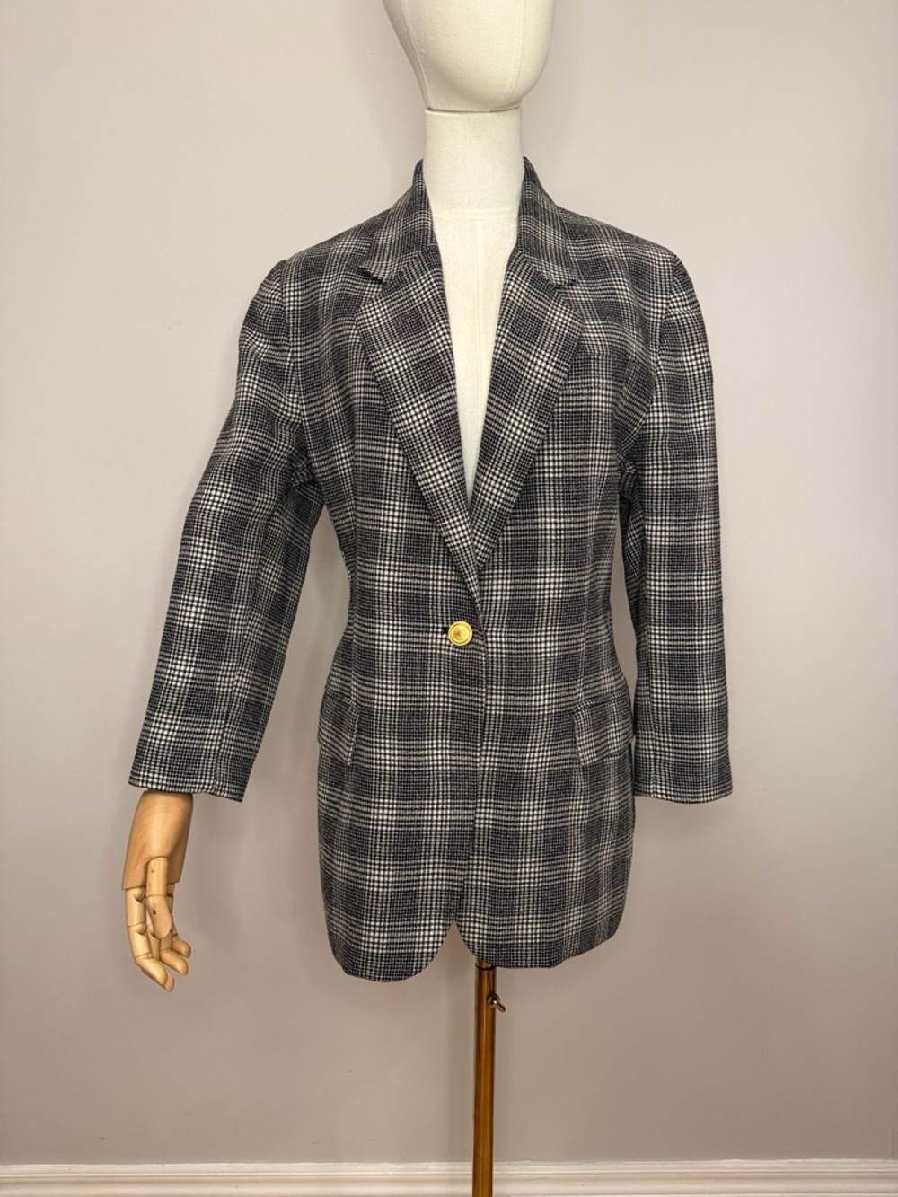 Stunning Vintage Ports International Power blazer in a timeless grey/white plaid